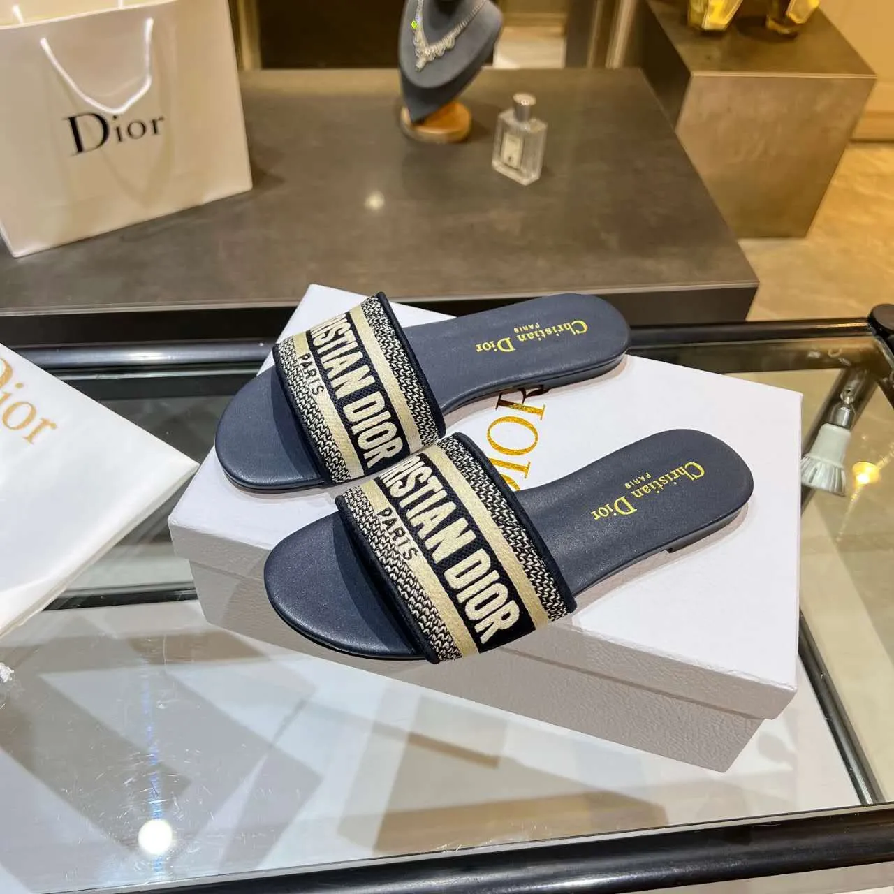 👟👟Ex-factory price 360👟👟 (Dior) Dior counter new color women's flat slippers. 💥 💥 💥 Fashionable and novel. Simple and elegant yet elegant. [Rose] [Rose] [Rose] The original version is developed at 1:1, and the material is the same as the original version. Color. Black. Red. Pink. Blue..., code number 35-40. (41 can be customized)